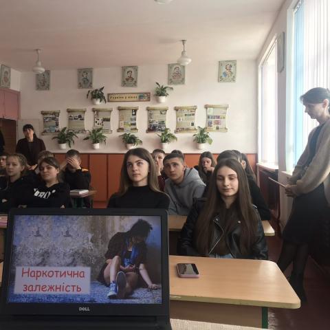 р
